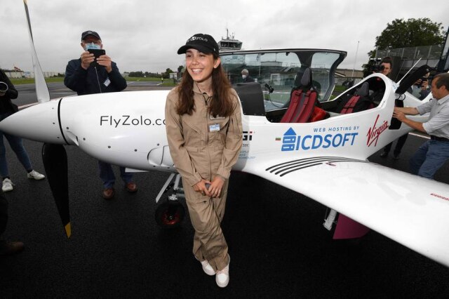 JOHN THYS / AFP A belga-britânica sonha em se tornar astronauta, mas hoje seu objetivo é ser a mulher mais jovem a voar sozinha ao redor do globo.