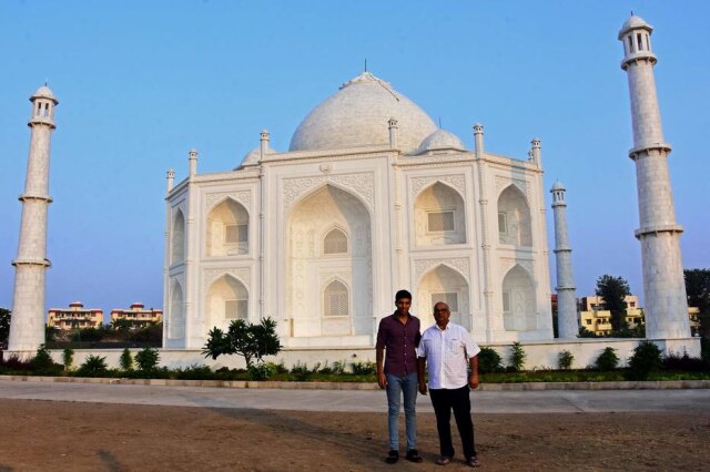 Uma Shankar Mishra / AFP O empresário indiano Anand Prakash Chouksey (à direita) e seu filho Kabir posam em frente a uma réplica do Taj Mahal em Burhanpur, no estado indiano de Madhya Pradesh.