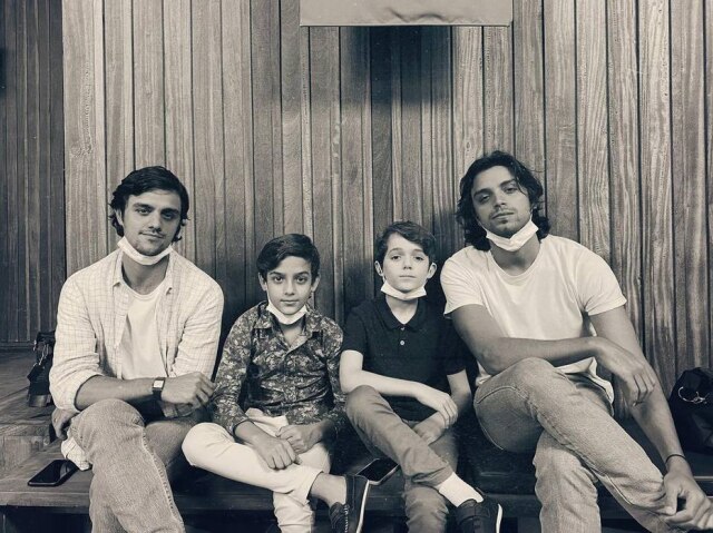 Instagram/@simasrodrigo Felipe Simas, Pedro Lucas, Pedro Tirolli e Rodrigo Simas nos bastidores da minissérie 'As Aventuras de José e Durval', sobre Chitãozinho e Xororó.