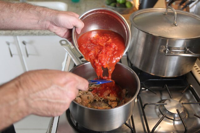 O chef Gustavo Rozzino, do Restaurante TonTon, costuma fazer, em casa, uma massa com atum e tomates