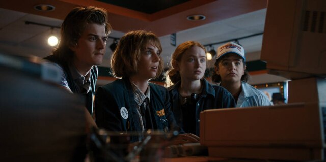 Netflix Robin, interpretada por Maya Hawke, agora trabalha em uma locadora e usa um colete repleto de 'easter eggs'.