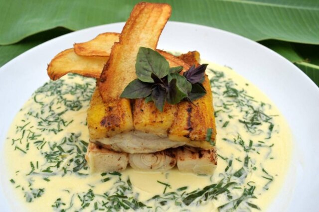 Divulgação Receita de robalo em crosta de banana-da-terra, pupunha grelhada, creme de taioba e chips de cará