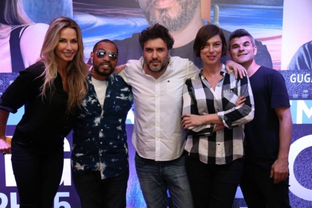 Divulgação|Band Diretor Diego Pignataro posa para foto entre os repórteres de 'A Liga', Mariana Weickert, Thaíde, Maria Paula e Guga Noblat