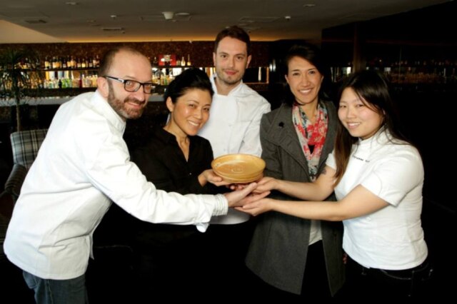 Salvatore Loi, Hideko Honma, Caio Ottoboni, Carolina Oda e Vivianne Wakuda, que participam do 10º Sukiyaki do Bem