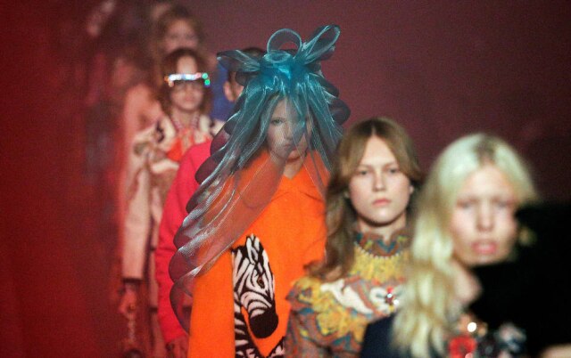 REUTERS/Max Rossi Na coleção "Lanternas Mágicas" da Gucci, vestidos de babados em camadas, adereços dourados e roupas ecoando o estilo hippie estavam nos holofotes.