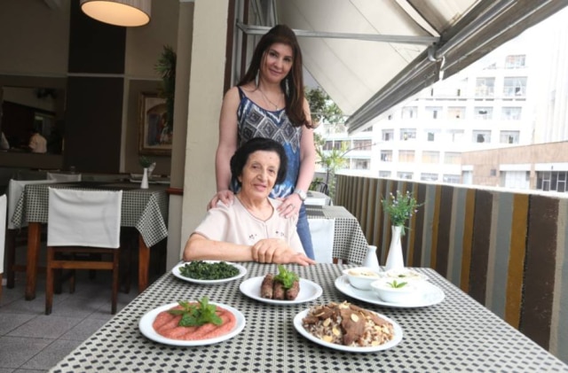 Nilton Fukuda|Estadão A filha, Regina, faz fluir o salão. Alice, a mãe, aos 83 anos não arreda pé da cozinha.