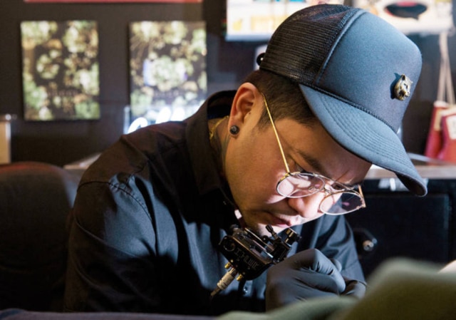 Ben Sklar for The New York Times Valena trabalhando no West 4 Tattoo em Greenwich Village
