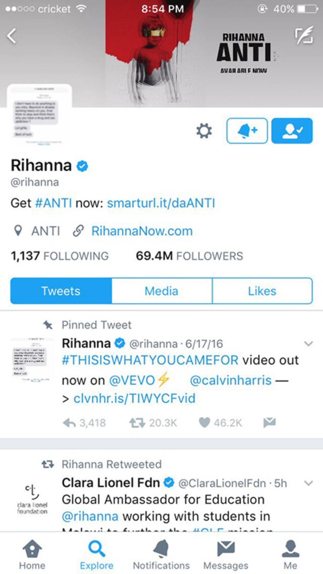 Reprodução/Twitter Twitter de Rihanna com o print de uma conversa entre as cantoras no avatar.