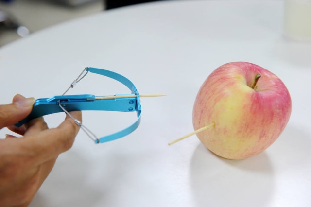 AFP PHOTO/STR/China OUT Brinquedo parece um estilingue, mas usa palitos de dentes como munição.