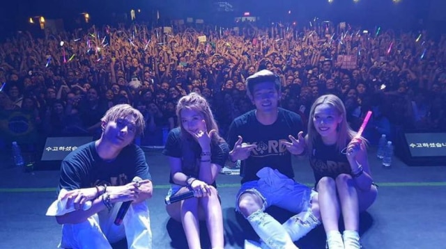 Instagram/@official_kard K.A.R.D. tirou foto com público que lotou casa de shows em São Paulo