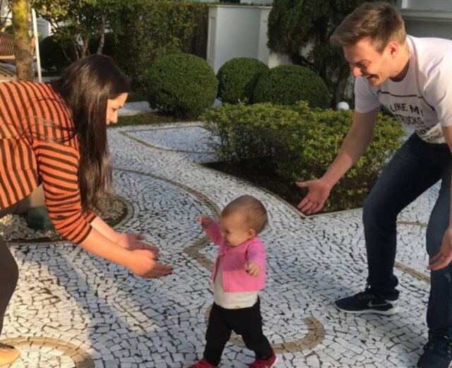 Instagram / @tatafersoza Tais Fersoza e Michel Teló se emocionam com primeiros passos de Melinda