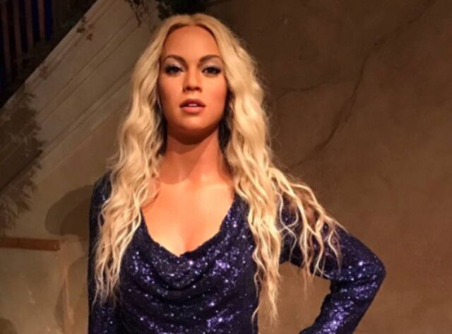 twitter.com/yasgawdmama Estátua de cera de Beyoncé no Madame Tussauds de Nova York antes dos retoques.