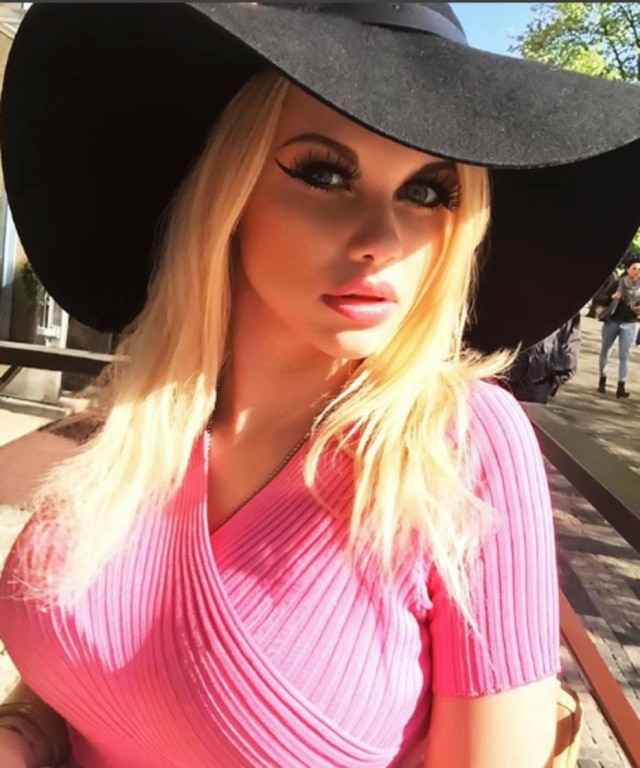 instagram/lolotabella A jovem começou sua 'transformação' aos 16 anos e quer fazer mais cirurgias para ficar parecida com a boneca Barbie.