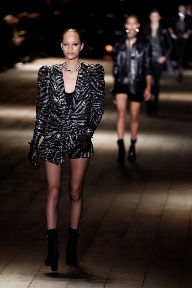 REUTERS/Pascal Rossignol Brilhos e ombros destacados na Saint Laurent