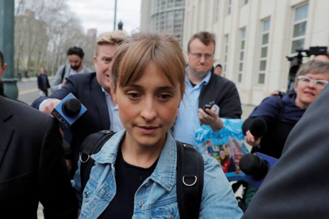 Lucas Jackson/Reuters Allison Mack ao ser liberada após pagar fiança nos EUA.