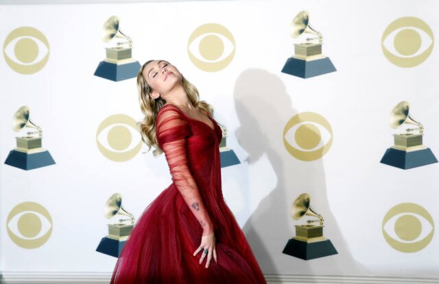 Carlo Allegri/Reuters A cantora Miley Cyrus retirou as desculpas por ter feito um ensaio fotográfico sensual em 2008, quando tinha 15 anos