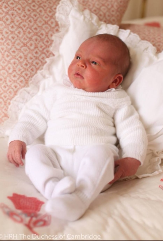 Twitter Kensington Palace Príncipe Louis aparece em foto tirada pela mãe três dias após o nascimento.