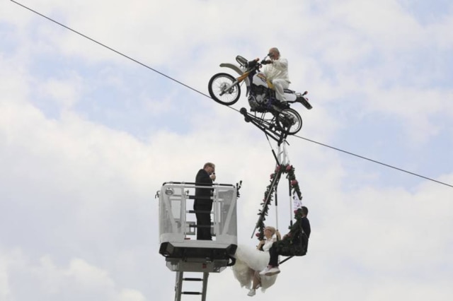 Peter Gercke/dpa via AP Um casal alemão realizou casamento suspensos por uma moto em cima de uma corda bamba