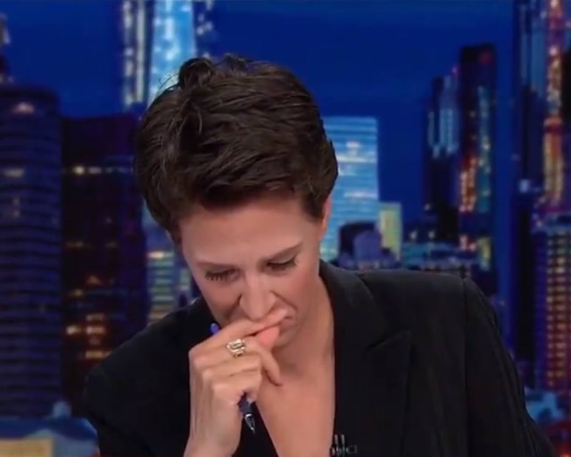 Reprodução da rede MSNBC/Twitter/justinbaragona Rachel Maddow ficou com a voz embargada e não conseguiu ler a notícia.