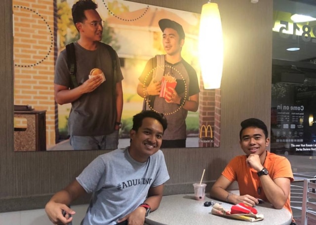 Twitter/@Jevholution Jovem criou pôster e instalou em unidade do McDonald's porque não se sentia representado.