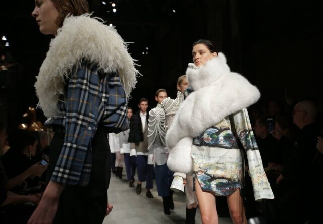 Daniel LEAL-OLIVAS/AFP O desfile da coleção do inverno 2017 da Burberry, que acaba de anunciar o banimento do uso de peles animais e o fim da prática de incinerar seu excedente de produção