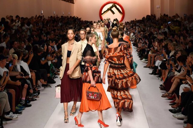 Andreas SOLARO / AFP A entrada final do desfile da Fendi, que desfilou na manhã desta quinta em Milão