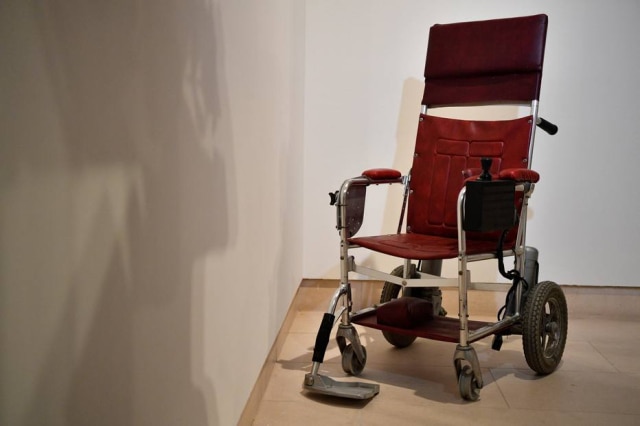 Neil Hall / EFE Cadeira de rodas de Stephen Hawking que irá a leilão na Christie's.