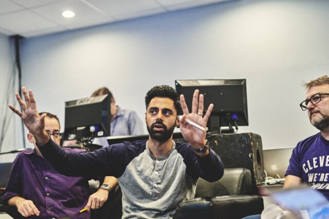 Bryan Derballa/The New York Times Comediante Hassan Minhaj durante lançamento do seu programa 'Patriot Act', em Nova York, em dez de outubro de 2018