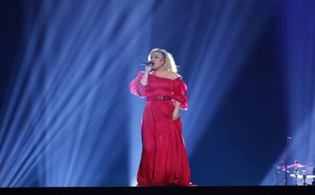 REUTERS/Mario Anzuoni Kelly Clarkson, apresentadora da noite, durante sua performance de "Broken & Beautiful"