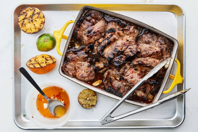 Michael Graydon/The New York Times A combinação de vinho, alho e condimentos para temperar carnes é espetacular. Mas a marinada, usada para aprimorar textura e sabor, pode ter outros sotaques
