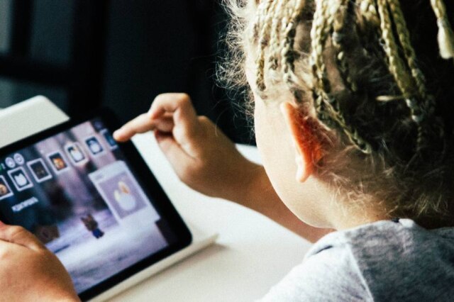 unsplash Pais investem em aplicativos para monitorar filhos.