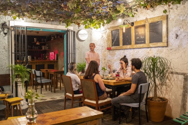 Charmoso. Bar de vinhos em Pinheiros começou como loja