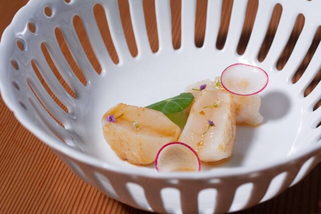 João Better Vieiras salteadas em manteiga de trufas, shoyu e yuzu
