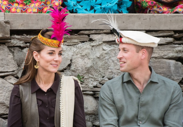 Samir Hussein/Pool via Reuters Príncipe William e Kate Middleton receberam chapéus tradicionais em Chitral, no Paquistão.