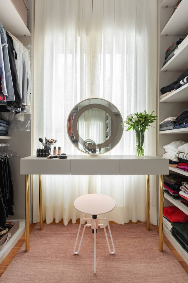 Gisele Rampazzo Para uma melhor visualização, o closet recebeu marcenaria aberta. Destaque do ambiente, a penteadeira, com direito a espelho iluminado, como desejava a cliente
