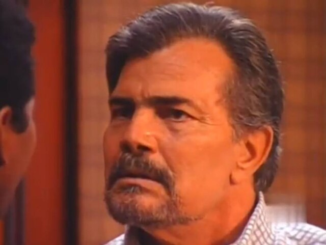 Reprodução de 'Pátria Minha' (1994) / TV Globo Kennedy (Alexandre Moreno) e Raul (Tarcísio Meira) em cena representando o racismo em 'Pátria Minha'.