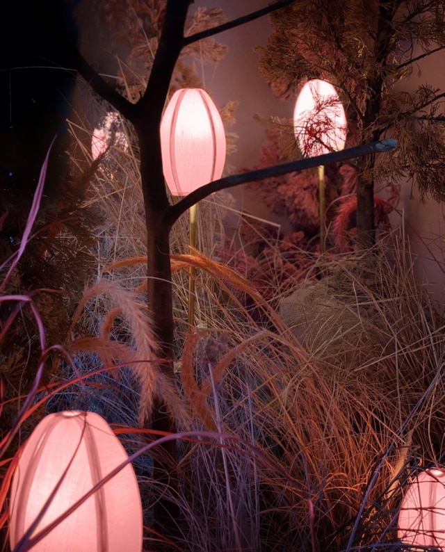 Cris Bertolucci Detalhe da luminária Sacurá, em formato de flor, inspirada nas cerejeiras japonesas