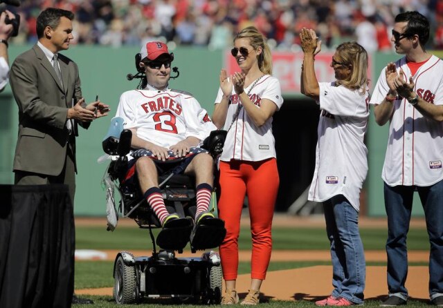 Elise Amendola / AP Photo Pete Frates, que inspirou o 'Desafio do Balde de Gelo' em homenagem em um jogo de baseball em 2015