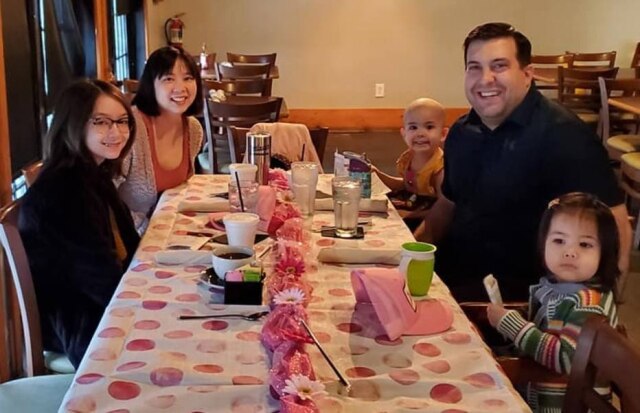 Facebook / Vanlam Nguyen Adelaide com a família em restaurante que costumava ir antes de ser diagnosticada, no dia do seu aniversário, com o câncer.