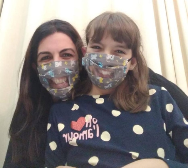 Priscila Sanches de Almeida / Arquivo Pessoal Maria Luisa com a mãe, Priscila, usando as máscaras com transparência feitas por ela