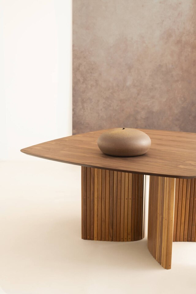 Fernando Jaeger Com desenho orgânico, a mesa Enseada, de Fernando Jaeger, vai bem tanto no escritório, quanto na sala de jantar
