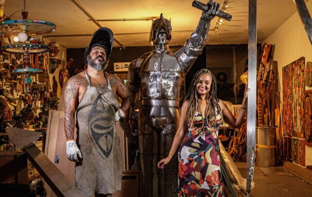 Taba Benedicto / Estadão O artista plástico Lumumba Afroindígena e a arquiteta Francine Moura, autores da escultura que presta tributo ao arquiteto afro-brasileiro conhecido como Tebas