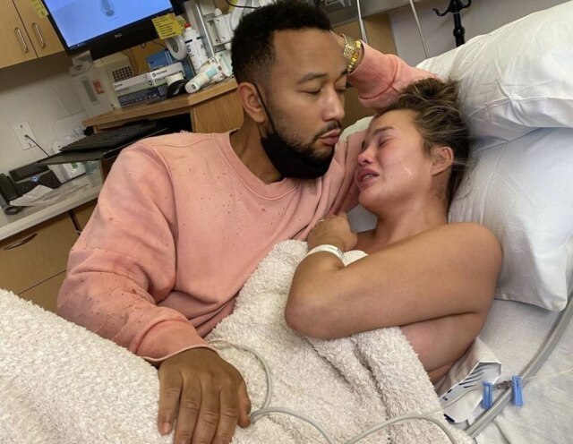 Instagram/@chrissyteigen A modelo Chrissy Teiger e o marido, o cantor John Legend, há um ano, quando souberam da morte do filho no pós-parto
