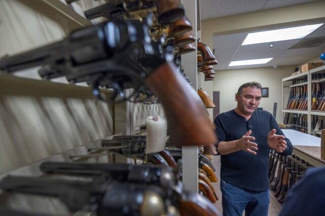 DAVID MCNEW / AFP O especialista em adereços Guillaume Delouche da Independent Studio Services e suas armas cinematográficas em Sunland-Tujunga, Los Angeles, Califórnia.