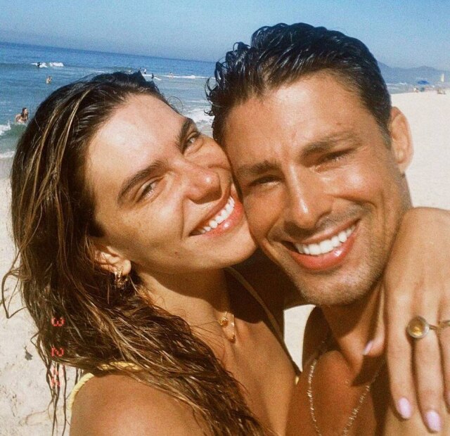 Instagram/@cauareymond Cauã Reymond e Mariana Goldfarb comemoraram na praia os seis anos de relacionamento.