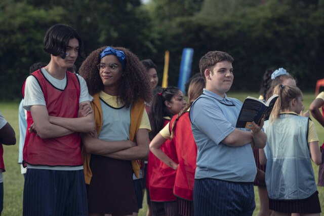 Netflix Yasmin Finney (Elle), William Gao (Tao) e Tobie Donavan (Isaac) em cena de 'Heartstopper'.