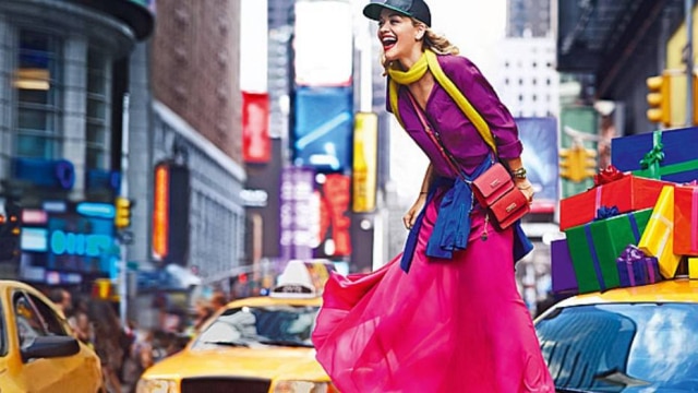 Divulgação Rita Ora em campanha da linha Material Girl para Macy"s: a cantora está em todas