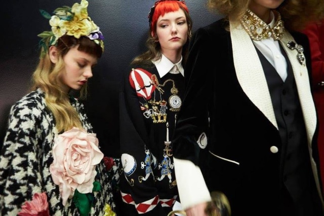 Divulgação Modelos em fila no backstage da Dolce & Gabbana