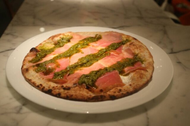 Alex Silva|Estadão Fior di Grano. Pizza individual, fininha e assadas em forno elétrico, com speck e pesto.