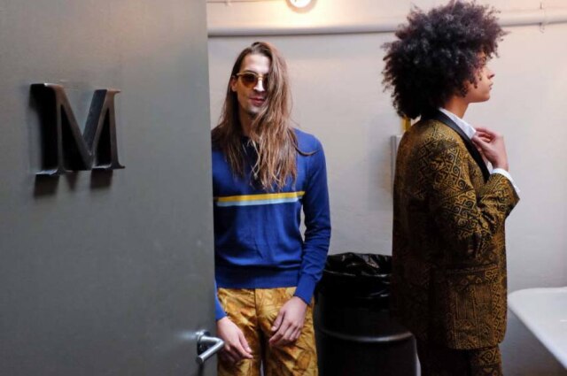 Casey Kelbaugh for The New York Times Um modelo no backstage do estilista David Hart.